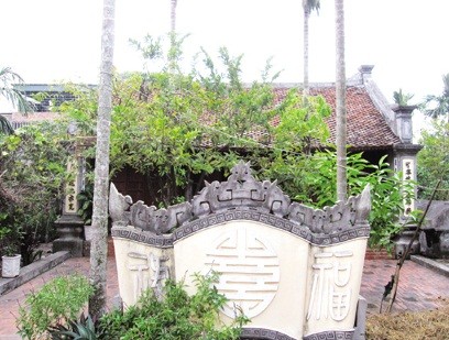 Toàn cảnh ngôi đền thờ cụ giáo Hương mới được tu sửa lại.